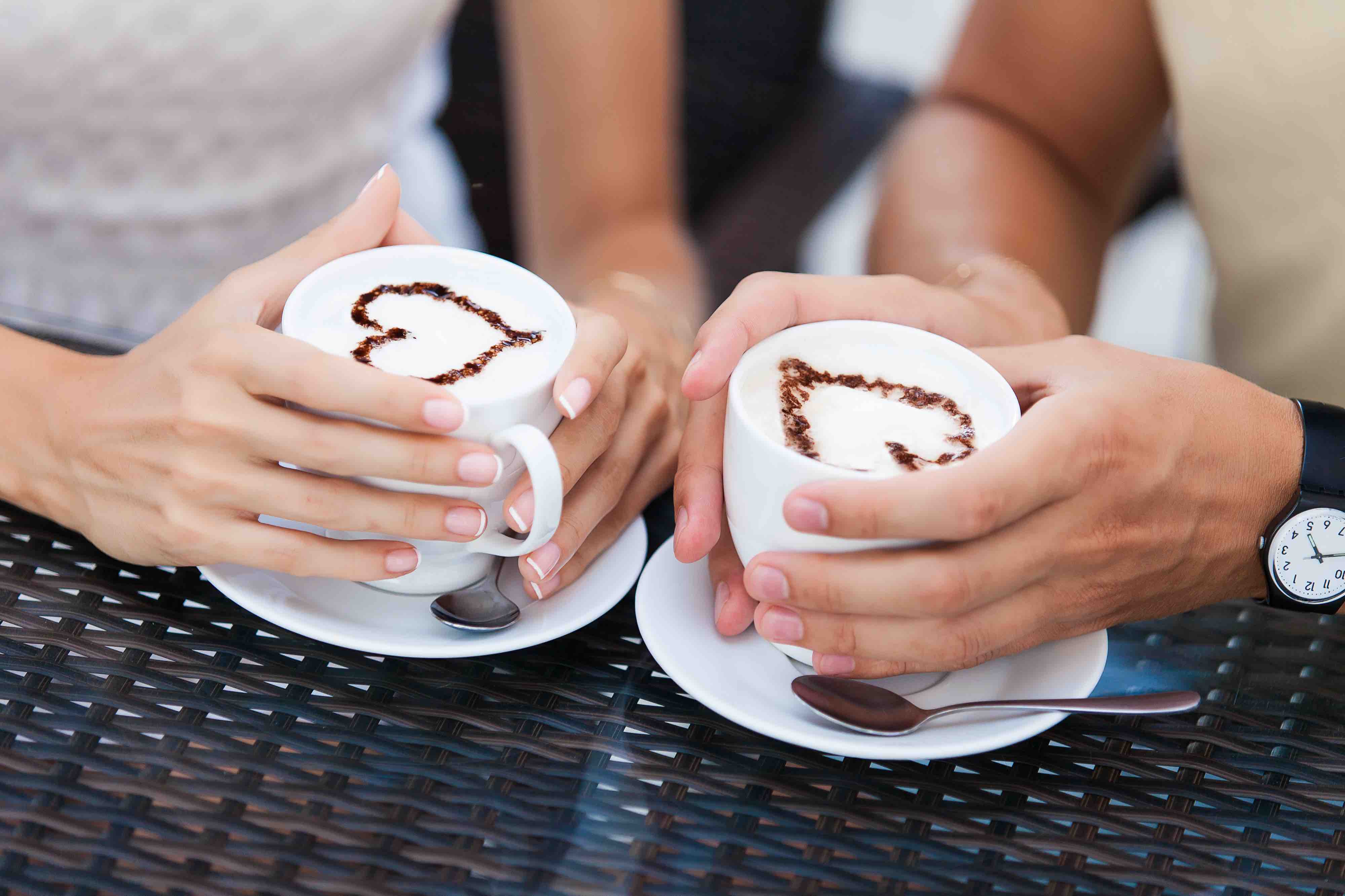Kaffee trinken und flirten mit deinem Date!